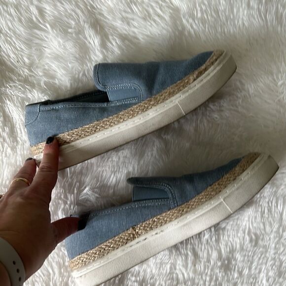 **Trending**TORRID Chambray Denim Slip-On Canvas Sneakers, Size 7 W, GUC. - Picture 3 of 5